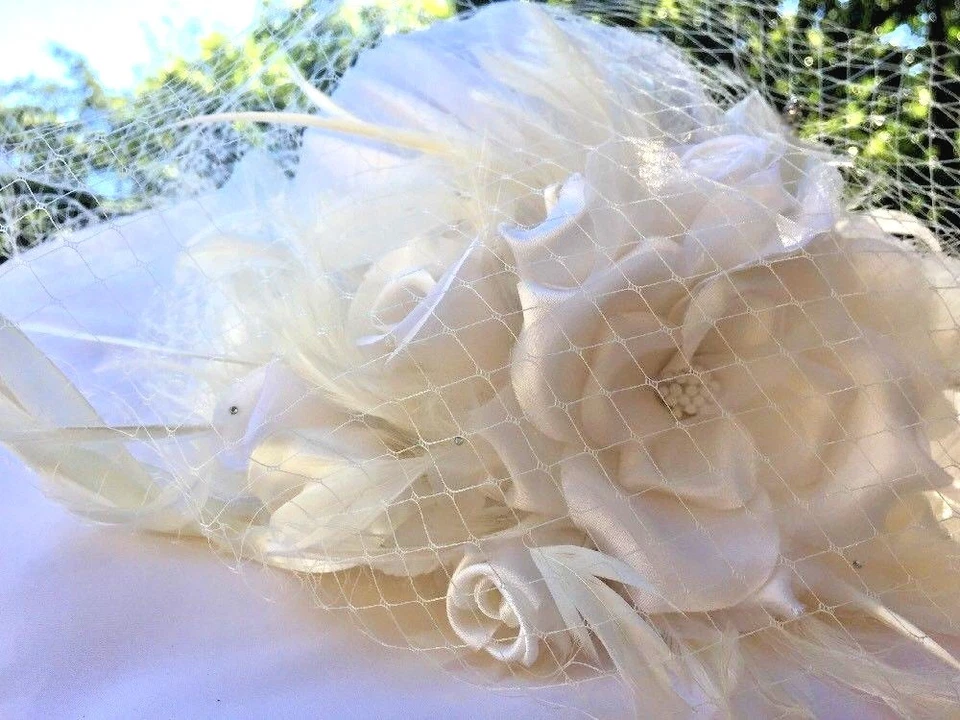 De colección ROSA TODO BLANCO Fiesta Iglesia Boda Noche Fedora Sombrero y Perla Sombrero PIn Foto 2 de 4