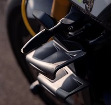 Triumph Street Triple 765 2023-25 lato, spoiler ala. Look aggressivo!