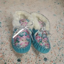 Minnetonka Girls Winter Slippers none Slip Sole.
