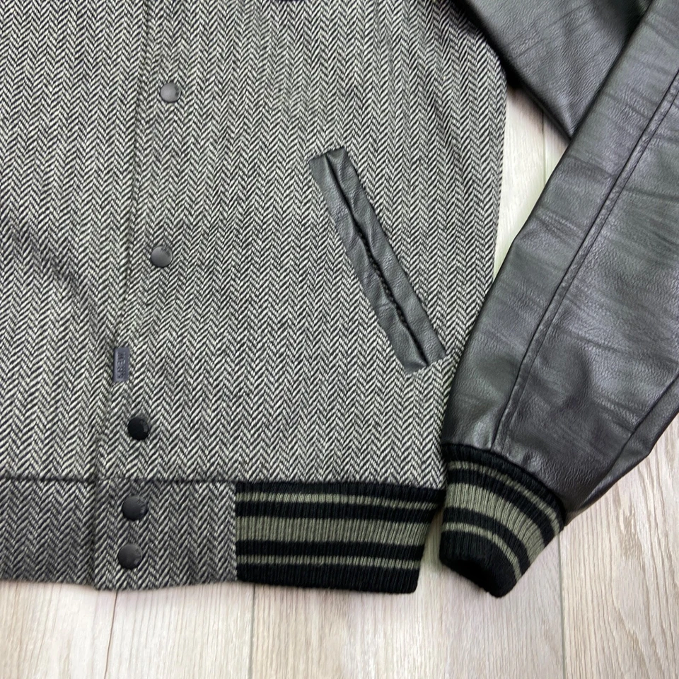 Chaqueta Universitaria Krew Para Hombres Gris Medio Negra Bombardero Espiga Nylon Informal Hombres Foto 4 de 4