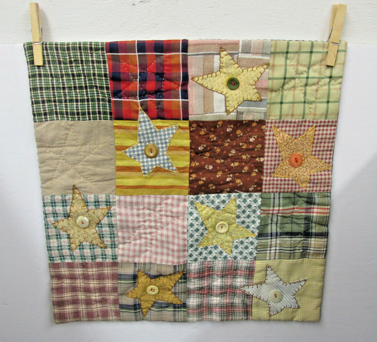 2 SMALL BUTTON / QUILTS LOVERS HANDMADE HOURS OF FUN IN GRANDMOTHERS BUTTON BOX