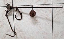 Vecchia bilancia in ferro e piombo forgiata a mano XVII secolo