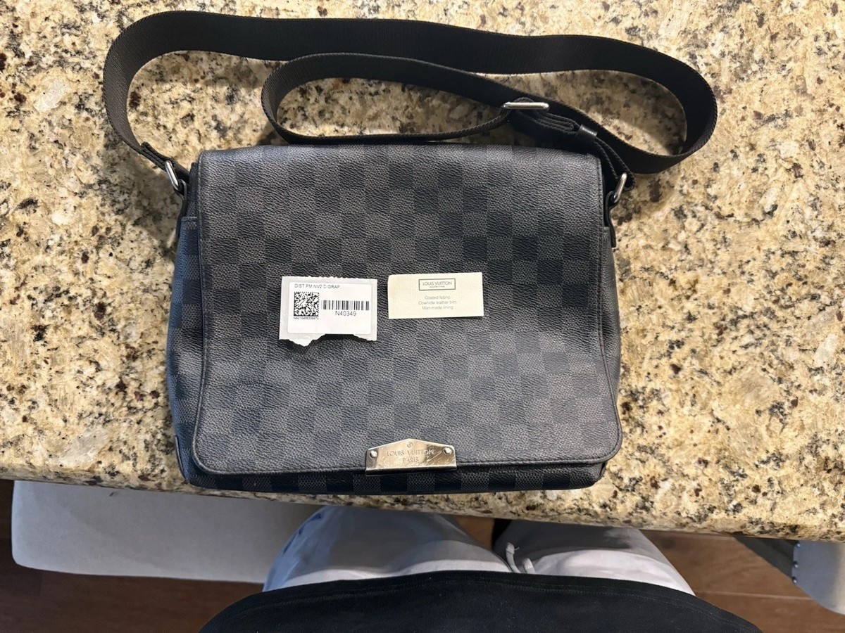 Louis Vuitton ノベルティブラックショルダーバッグ Louis Vuitton District NM Messenger Bag Damier Graphite PM Black