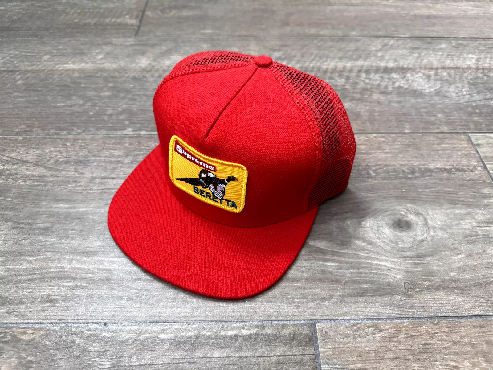 Chapeau de camionneur Supreme Red Beretta en maille snapback authentique NEUF 2011