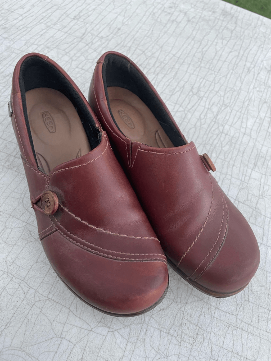 Scarpa KEEN Mora con bottoni slip on da donna in pelle marrone