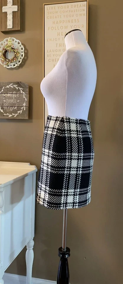 Mini-saia INC feminina de tweed tamanho 2 preta branca lã texturizada forrada com zíper lateral - Imagem 2 de 3