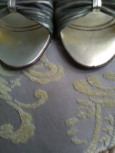 womens Laundry by Shelli Segal size 9.5M gold high heels twist fabric front - Picture 4 of 11
