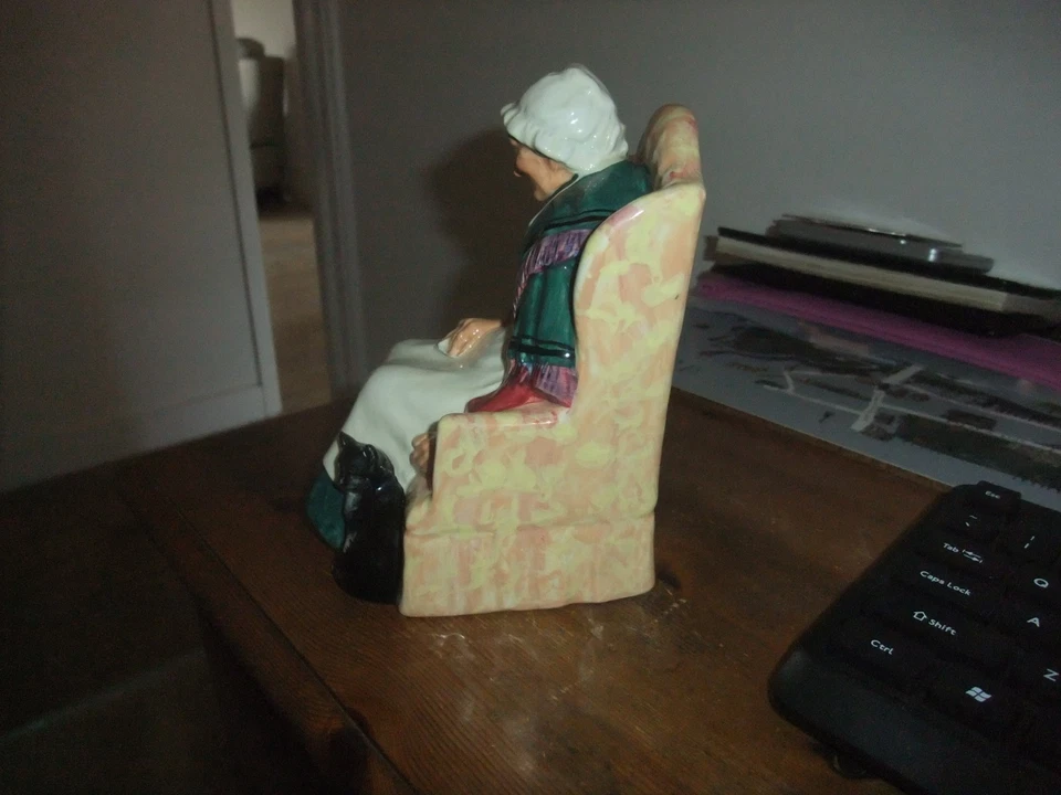 Gorgeous Vintage Royal Doulton Figurine "Forty Winks" HN 1974 Copr 1945. - Image 3 of 4