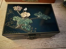 Petite boîte à bijoux chinoise en laque de jade fleurie, vintage
