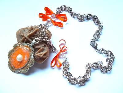 Fimo Kamee Halskette mit weißer Perle Kristalle und orange Satinbänder