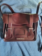 Doc Martens Borsa Messenger Vegan 11 pollici in Rosso Ciliegia