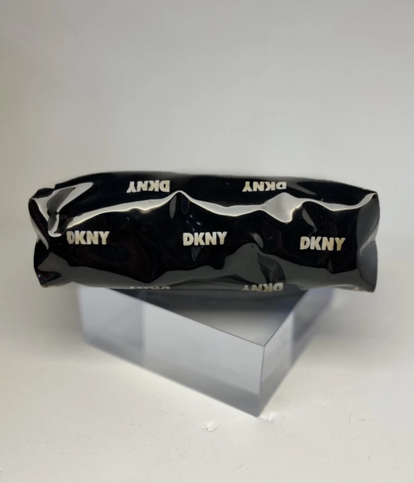 Bolsa de cosméticos DKNY blanco y negro clásico con logotipo con cremallera de vinilo y nailon, negra Foto 4 de 4