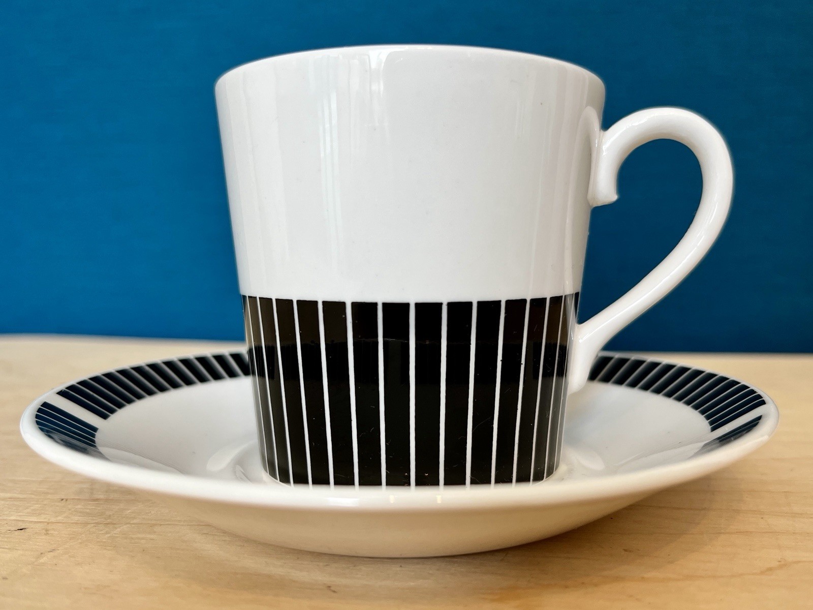 Royal Osborne Black & White Bone China Tea Cups & Saucers Set of 4 1960s image 3