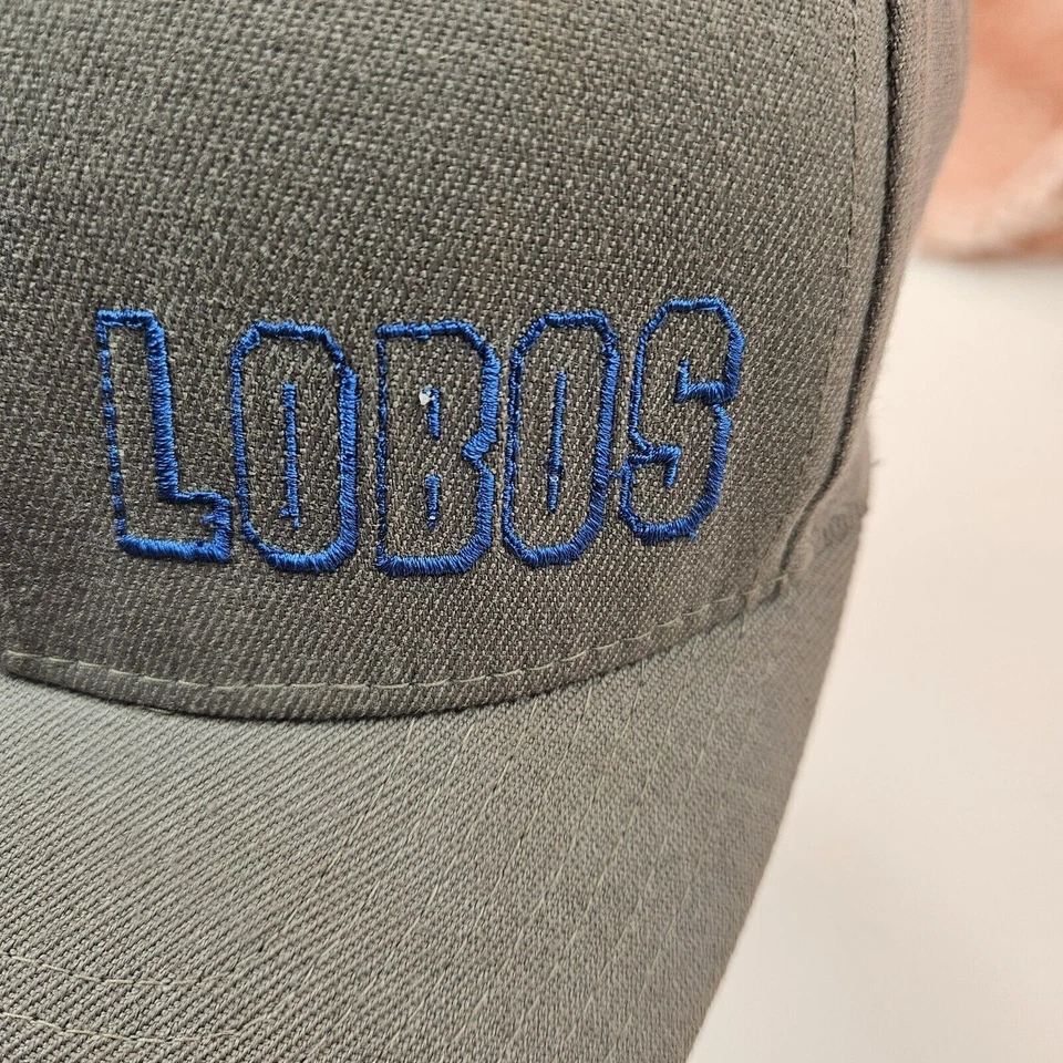 Nuevo México Lobos Flex-Fit Hermoso Sombrero Gris Por Tapas Pequeño Bordado De Colección! Foto 3 de 4