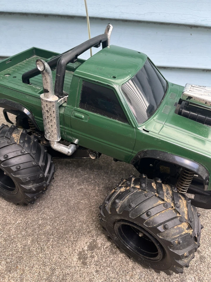 VINTAGE Toyota NIKKO RC MONSTER TRUCK HI LUX Japan - Image 2 of 4