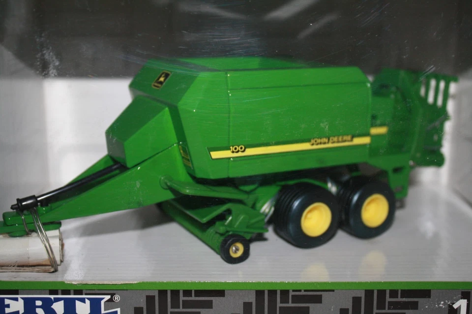 JOHN DEERE 100 LARGE  SQUARE BALER DIECAST-1/32-NICE-BOX-GREEN-2000 ERTL #5082 - Image 2 of 4