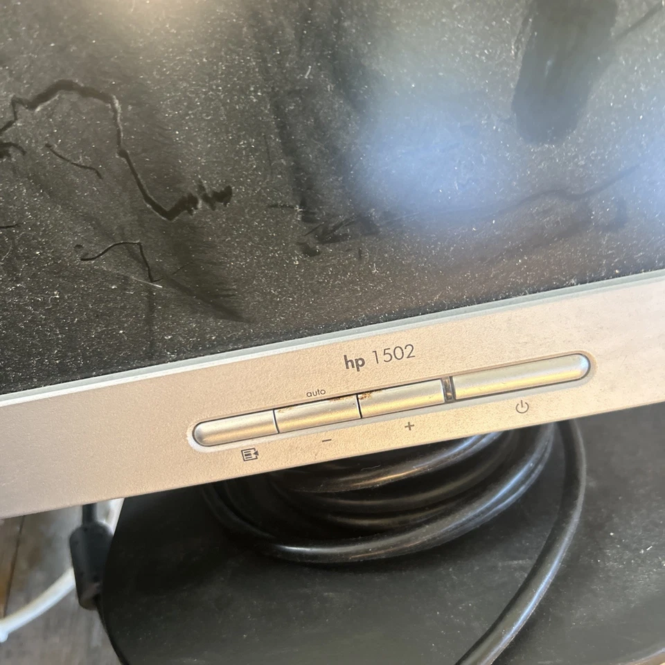 HP 1502 15-inch Flat Panel Monitor VGA, Space-Saving Square Screen-Good Cond. - Image 2 of 3