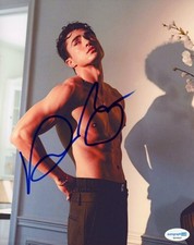 Darren Barnet "Never Have I Ever" AUTOGRAPH Signed Shirtless 8x10 Photo F ACOA Darren Barnet "Never Have I Ever" AUTOGRAPH Signed Shirtless 8x10 Photo F ACOA