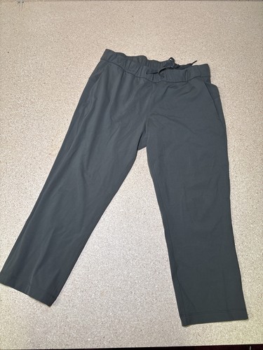 Lululemon Größe 8 On the Fly kurze Hose gewebt 23" Schrittlänge dunkeloliv F1 - Bild 2 von 8