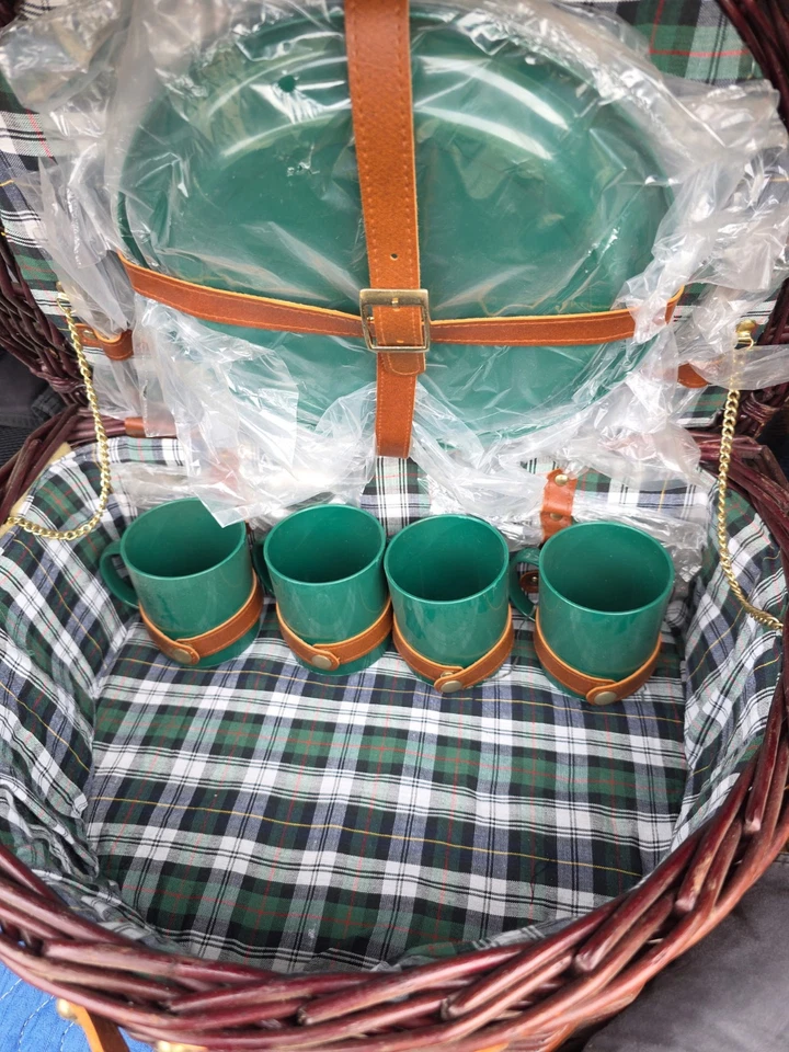 Conjunto completo de cesta de piquenique de vime com cobertor, pratos, xícaras, tênceis - Imagem 2 de 4