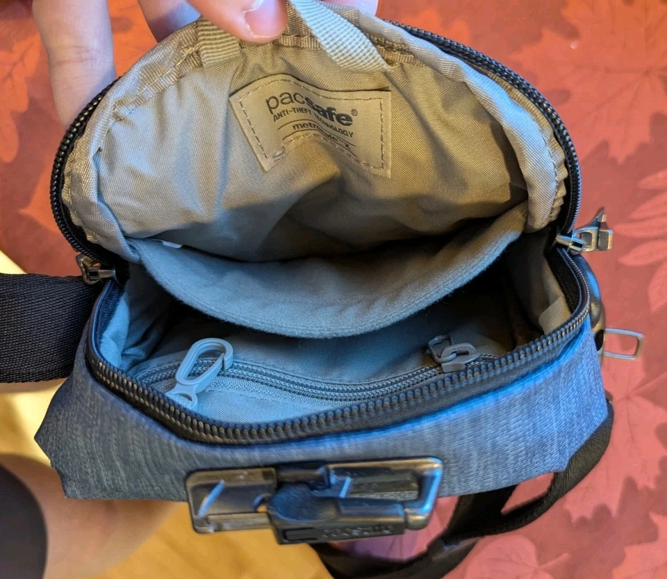 Bandolera vertical antirrobo Metrosafe X - Denim oscuro - Excelente estado Foto 2 de 4