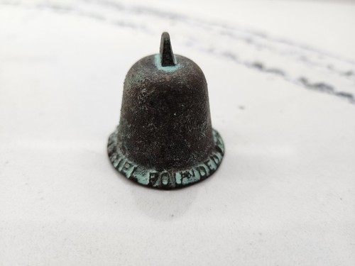 RARE ANTIQUE VINTAGE SAN GABRIEL MISSION SOUVENIR BRONZE BELL 1.75" - Afbeelding 4 van 4