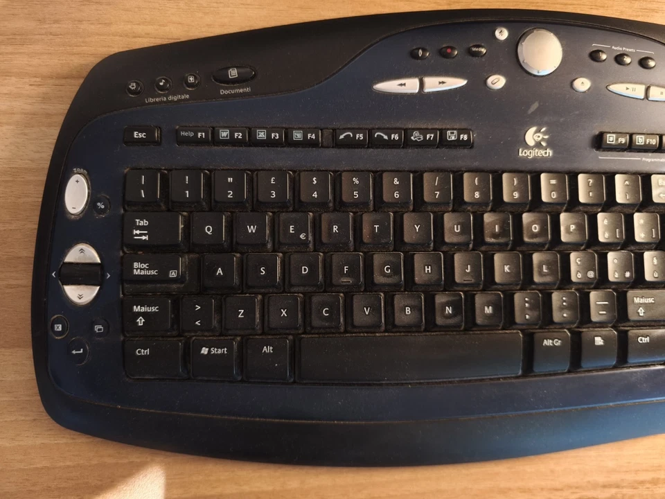 Tastiera multifunzione Wireless Logitech Senza Fili Con Attacco PS2 a batterie  - Immagine 2 di 4