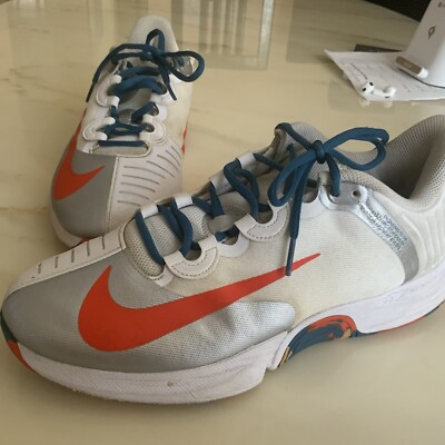 シューズ(男性用) Nike Air Zoom GP Turbo HC CK7513-103 Nike Court Air Zoom GP Turbo 'Summit White University Gold