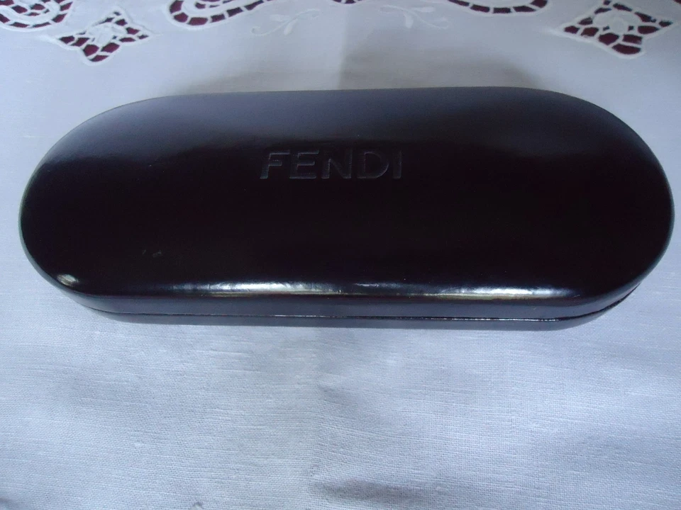 Gafas de sol FENDI de cuero negras FUNDA tipo cubierta dura diseñador usadas en excelente estado  Foto 2 de 4