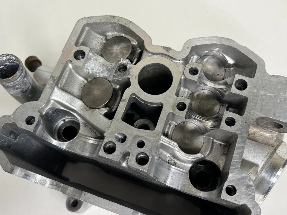 Válvulas de cabeça de cilindro de extremidade superior do motor Yamaha YZ450F YZ 450F 2008 08 DANIFICADAS - Imagem 4 de 4