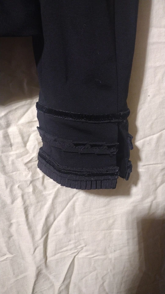 Blazer negro estilo victoriano de lana virgen Elie Tahari. Bordado a mano. Foto 3 de 3