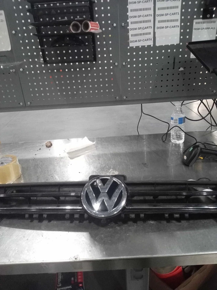 Used Upper Grille fits: 2015 Volkswagen Golf Htbk Base upper narrow grille mould Foto 2 de 3