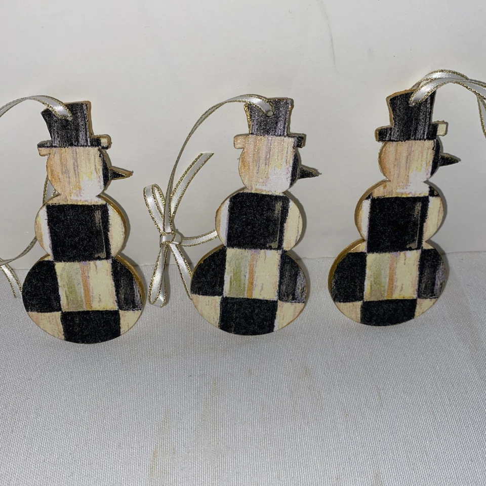 Conjunto de 3 enfeites de boneco de neve xadrez cortês artesanal inspirado em MacKenzie Natal - Imagem 3 de 4