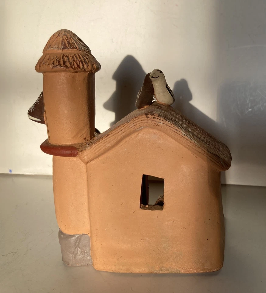 Presepe peruviano in terracotta dipinta. Misura 10 cm. X 6 cm. X 14 cm. - Immagine 3 di 4