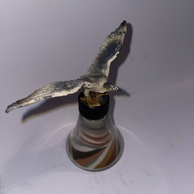 Mitte 20. Jahrhundert Souvenir Kunst Glas Flasche mit kaltbemalter Möwe Top 10 cm