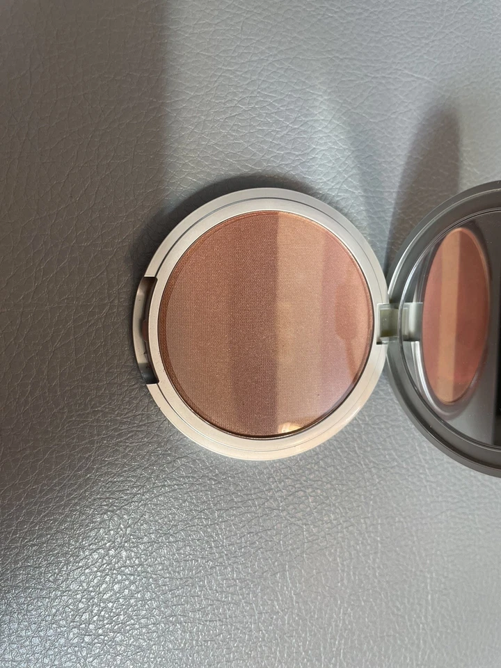 Bronceador reflectante de luz triple táctil Sue Devitt - BEAUSOLEIL - 10 g/.35 oz Foto 2 de 3