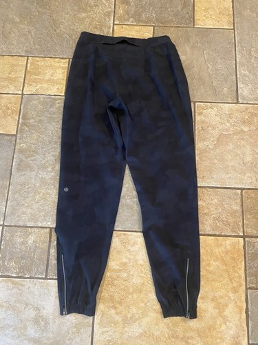Jogger cónico camuflado negro Lululemon Surge para hombre talla pequeña - Imagen 5 de 10