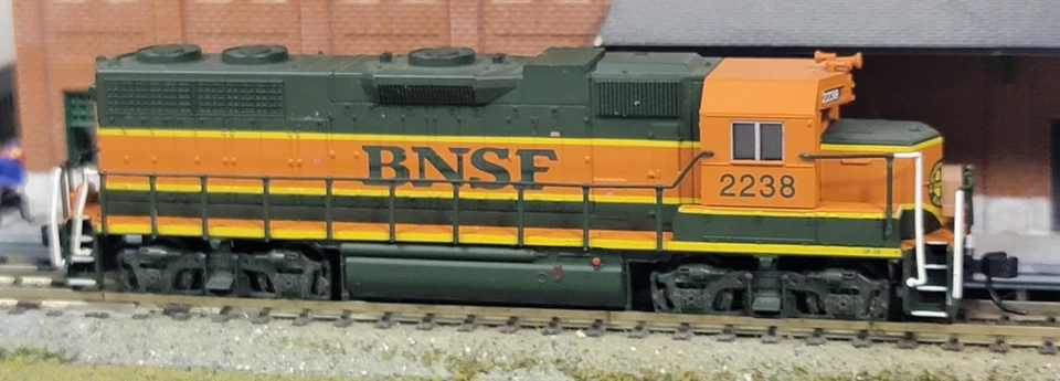 N Scale - Atlas 49858 - GP-38 - BNSF #2238 - DCC Ready - Image 2 of 4