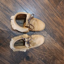 Minnetonka Women's Fringe Moccasin Tan Suede Size 6