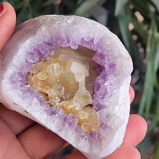 Amethyst Geode mit Calcit Inklusion 370 g 8 x 6 x 7 cm