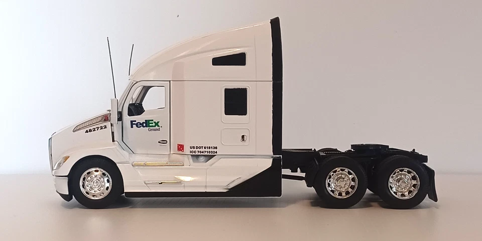 New Ray 1/32 Scale Kenworth T680 FedEx Truck Customized - Image 3 of 4