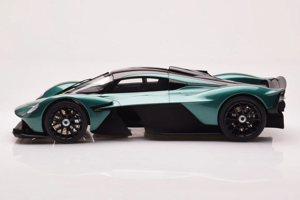 GT435 Aston Martin Valkyrie Racing Green GT Spirit 1/18 - Image 3 of 4