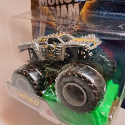 Maximum Destruction Max-D with SPIKES & Stunt Ramp Hot Wheels Monster Jam  New!