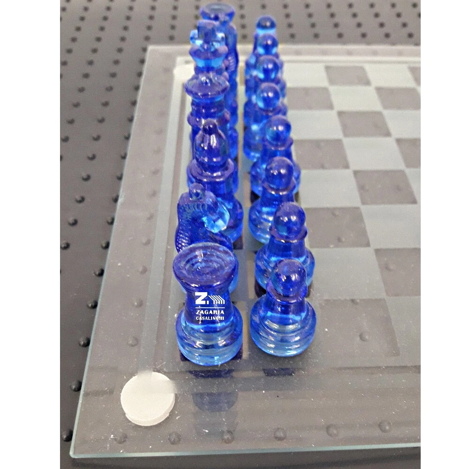 SCACCHI SCACCHIERA BASE IN VETRO PEDINE LUCIDE E SATINATE BLU CM 19,5 X 19,5 - Immagine 3 di 4