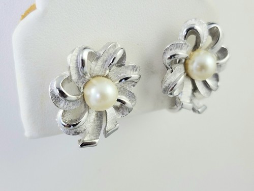 Vintage Crown TRIFARI Ribbon Bow & Faux Pearl Silver Tone Clip On Earrings - Picture 2 of 5