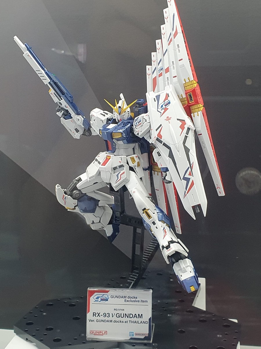 Bandai Spirits Gunpla RG 1/144 RX-93 NU GUNDAM Ver. GUNDAM docks