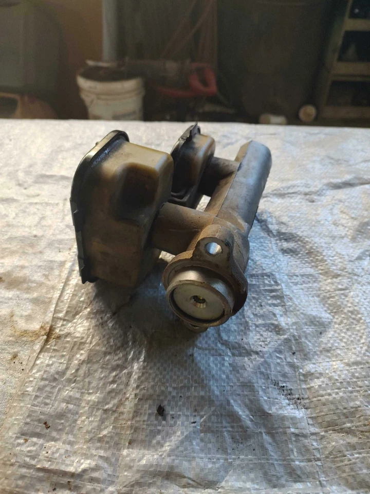 Cilindro maestro de freno Chevy G10 G20 1988-95 (solo frenos de vacío) OEM 18013440 Foto 3 de 3