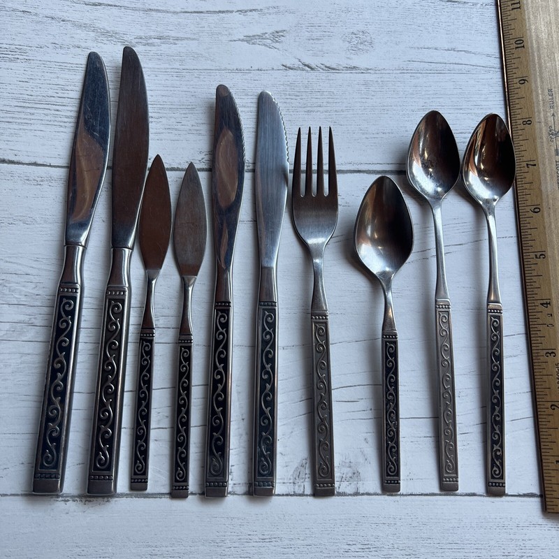 10 Pieces Oneida Ltd 1881 Rogers Spanish Court STAINLESS Knives, Spoons, Fork
