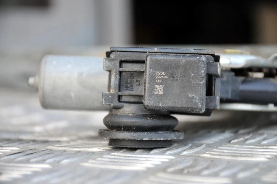 Lexus RX450h 2016-2022 GYL25 front left window motor and regulator - Image 3 of 3