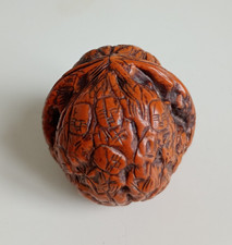 Chine.Noix sculptée de personnages,visages ,moines.Curiosité.